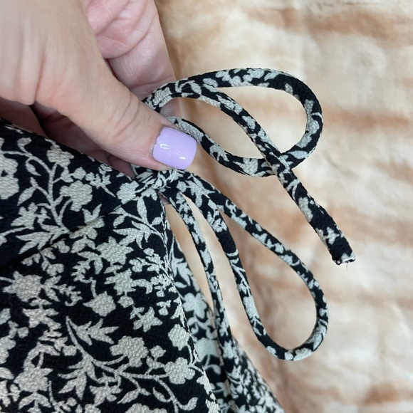 3/$15 🏷️ Floral Monteau peplum top with double ruffle sleeves - Picture 4 of 5